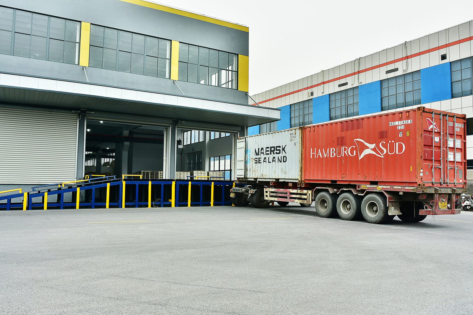 Container truck loading at Zinsn export dock