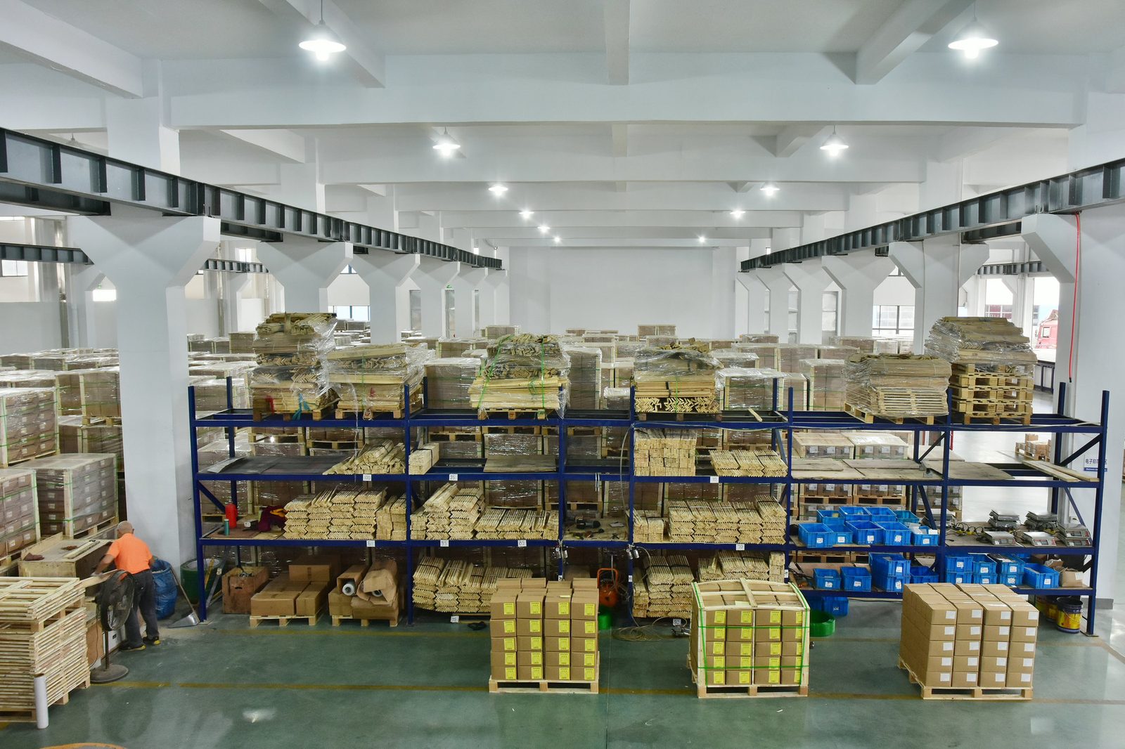 Finished goods warehouse with palletized cartons at Zinsn