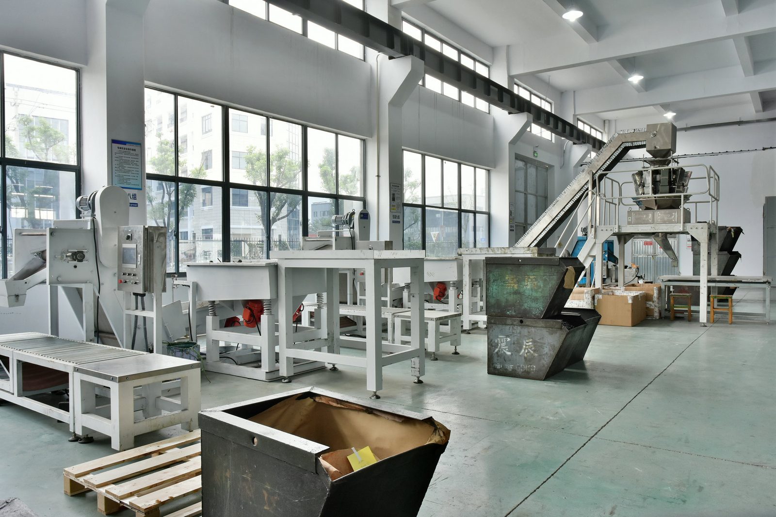 Sorting and packaging station at Zinsn factory